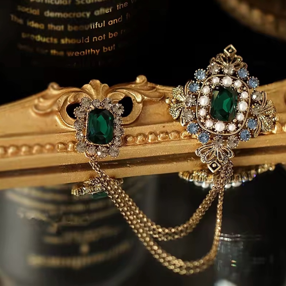 Retro style  Gold and Green Brooch Pin Collar Shirt Pin Accessories